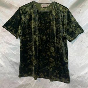 (SOLD)Beautifully patterned dark green
XL shirt.